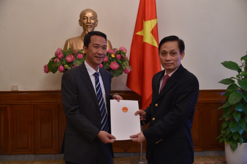 bo ngoa i giao trao quye t di nh bo nhie m ca p vu 28678