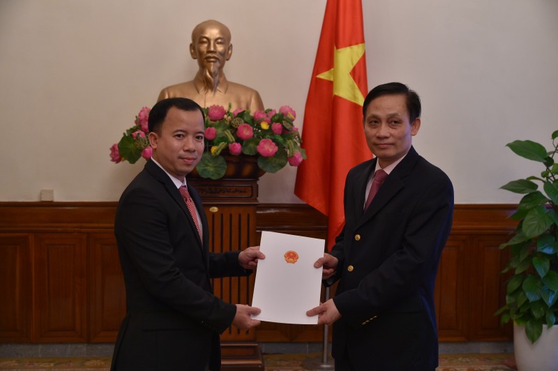 bo ngoa i giao trao quye t di nh bo nhie m ca p vu 28678