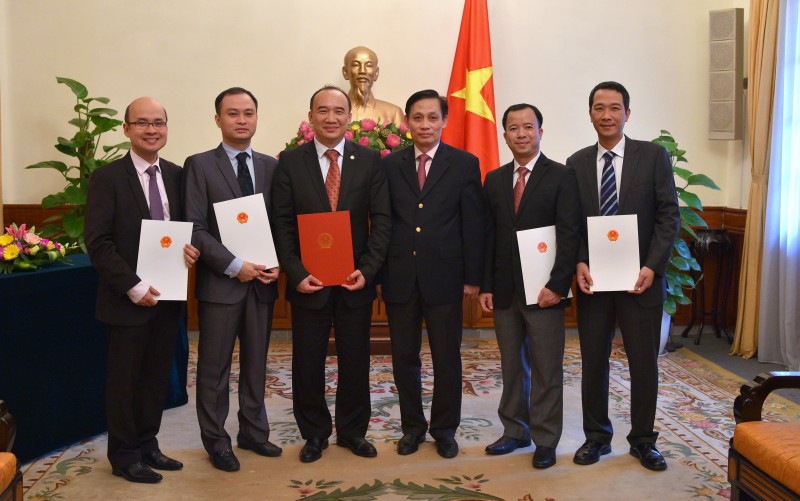 bo ngoa i giao trao quye t di nh bo nhie m ca p vu 28678