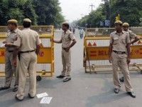 canh sat an do om bom chay 1km de cuu 400 hoc sinh