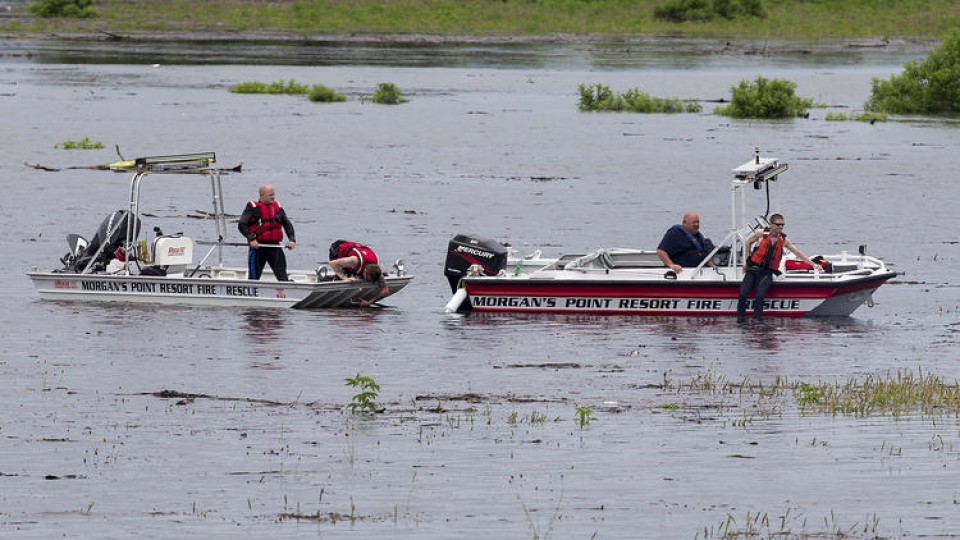 Xe tải quân sự Mỹ bị lũ cuốn, 5 binh sĩ thiệt mạng xe ta i quan su my bi lu cuo n 5 binh si thie t ma ng