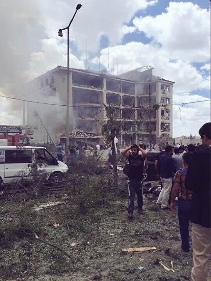 tho nhi ky tie p tu c da nh bom xe nha m va o ca nh sa t