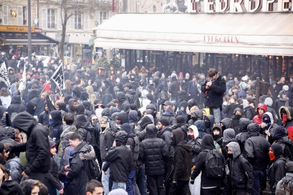 ba o loa n no ra tren duo ng pho paris