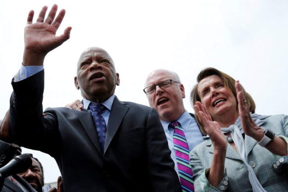 phe dan chu gay su c e p yeu cau kiem soat sung dan