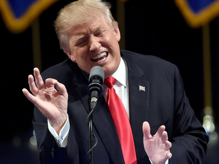 Donald Trump thay đổi "như chong chóng"?