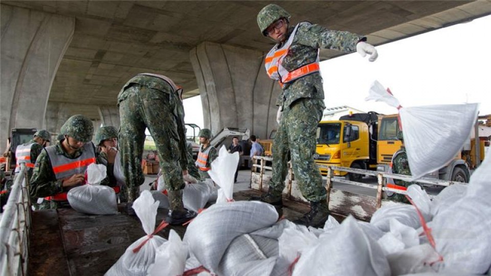 da i loan chat vat chong choi voi sieu bao nepartak