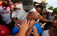 my tiep tuc bieu tinh phan doi canh sat ban chet nguoi da mau