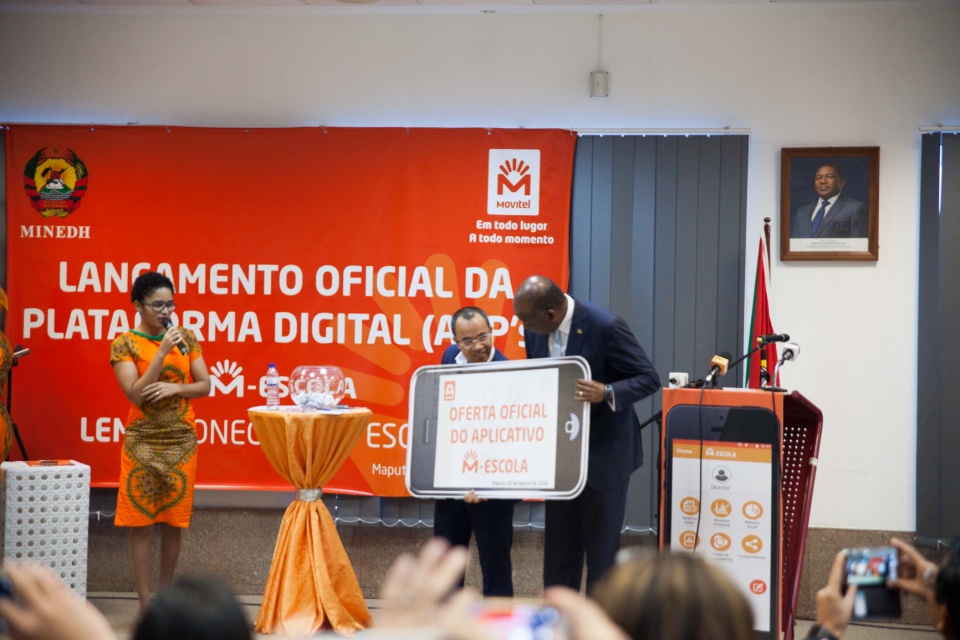 movitel ba n giao pha n me m ho tro gia o du c cho mozambique