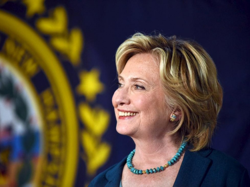 Bị điều tra, bà Clinton vẫn được tin yêu