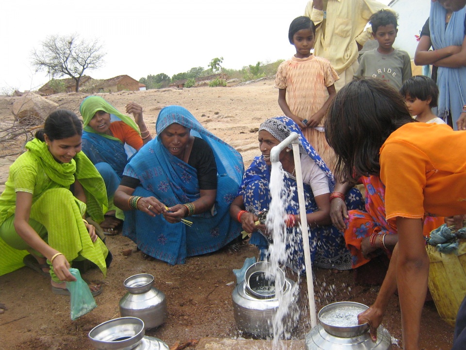 750 trie u nguo i khu vu c nam a thie u nuo c sa ch tra m tro ng