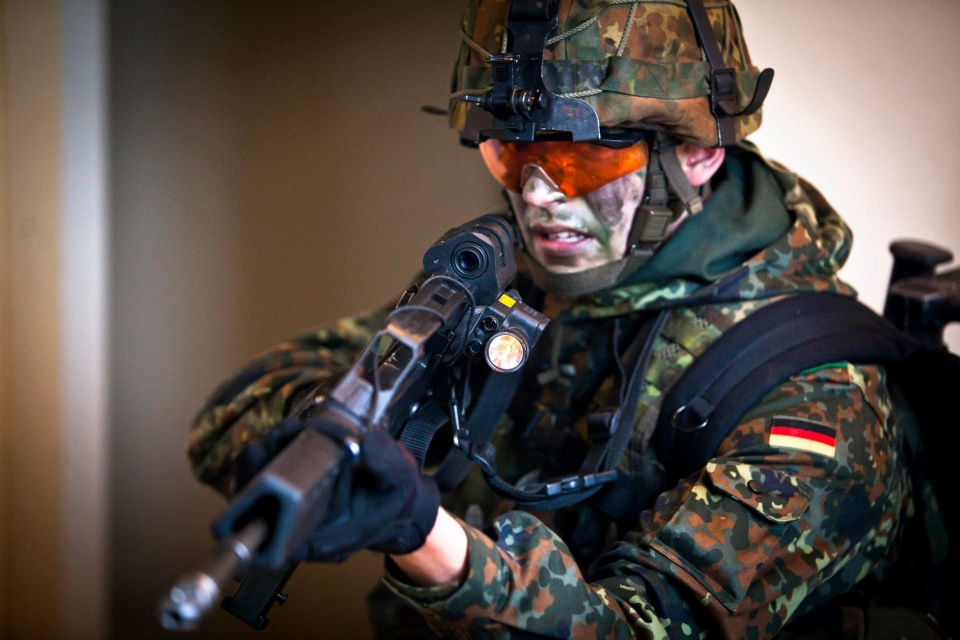 duc ngan chan cac phan tu cuc doan gia nhap quan doi