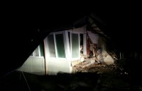 nha t ba n do ng da t 74 do richter ca nh ba o so ng tha n