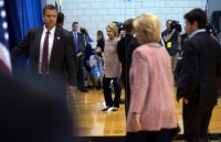 bau cu my ba clinton ghi diem trong cuoc tranh luan dau tien