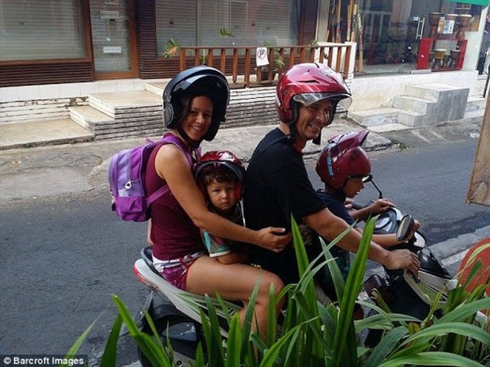 cap vo chong cho con bo hoc di du lich vong quanh the gioi