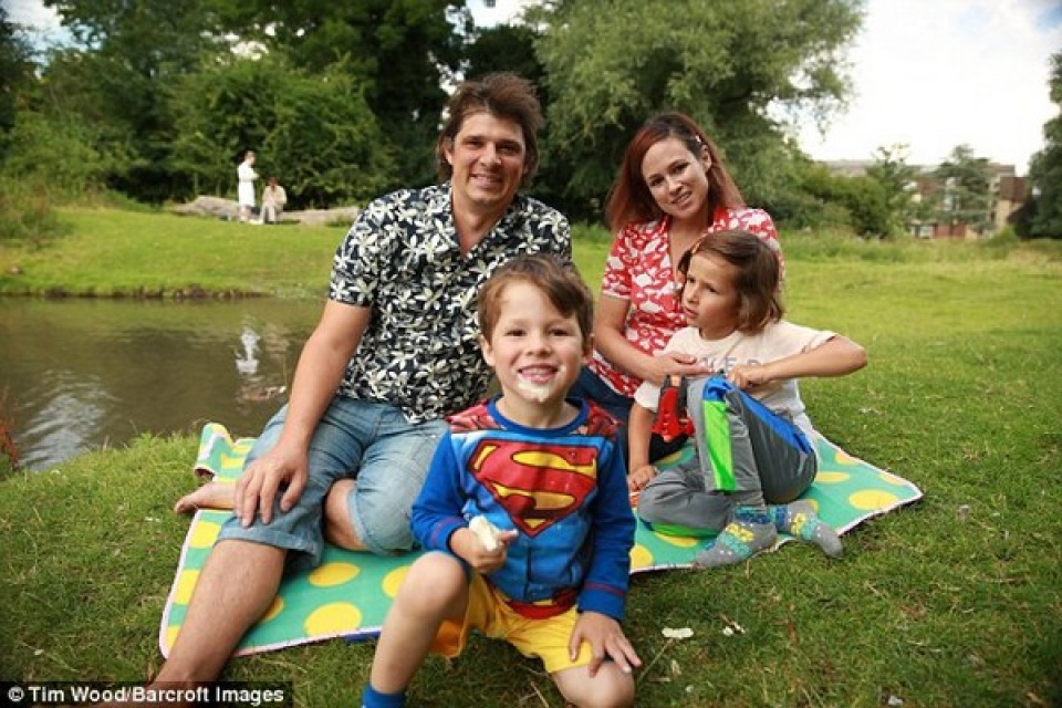 cap vo chong cho con bo hoc di du lich vong quanh the gioi