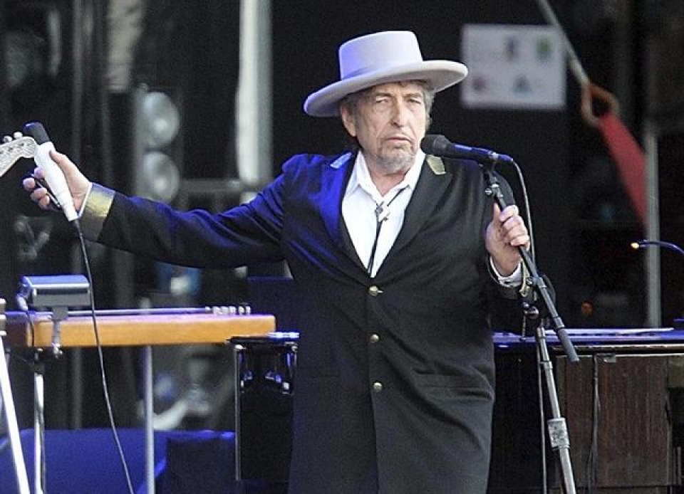 cuoi cung ca si bob dylan da nhan giai nobel van hoc
