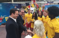 thanh nien bo viec ban nha dua meo di du lich khap noi bang xe tai