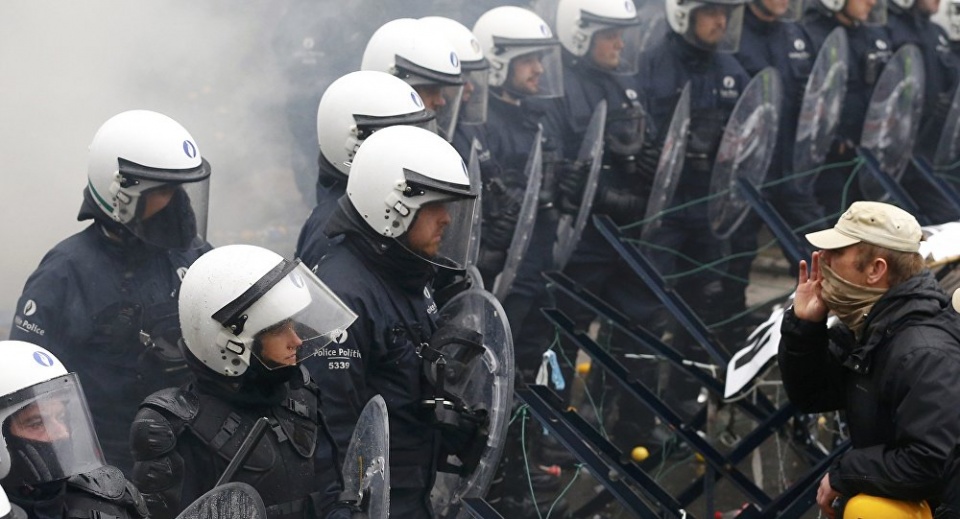 bi 10000 binh si bieu ti nh phan doi tang tuoi nghi huu