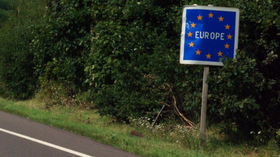 eu de xuat kie m tra an ninh vo i du kha ch mie n visa