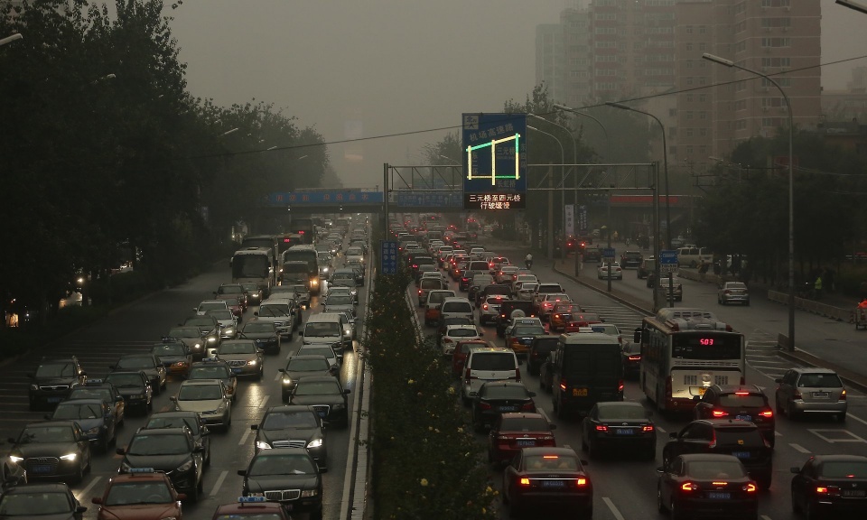 Hình ảnh khói mù gây ô nhiễm nghiêm trọng vào giờ giao thông cao điểm tại Bắc Kinh, Trung Quốc. (Nguồn: UPI) Điểm tin thế giới sáng 1/11: Hàn Quốc tập trận không kích, Pháp hy vọng bầu cử Mỹ 'yên bình', EU điều tra nền tảng Temu