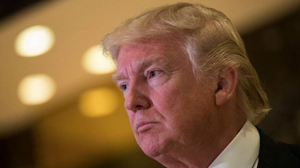 ong donald trump va chiec cap hat nhan