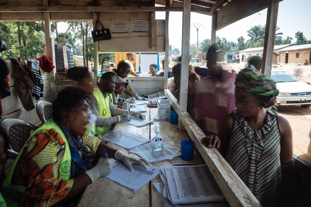 chien dau voi bong ma ebola