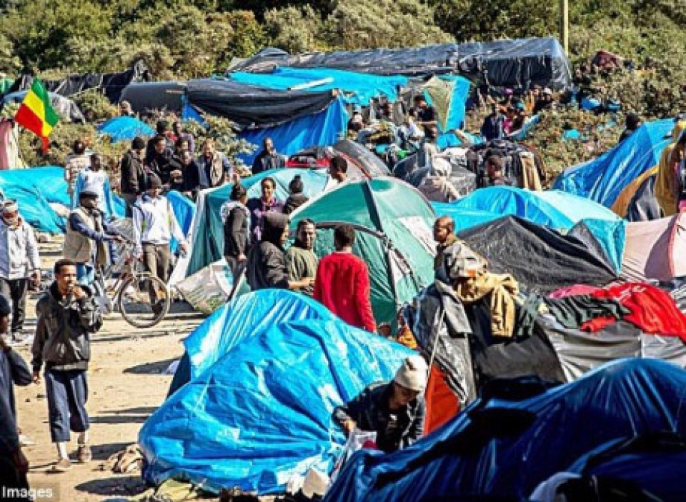 phap hoi thuc anh tiep nhan 1500 tre vi thanh nien tu calais