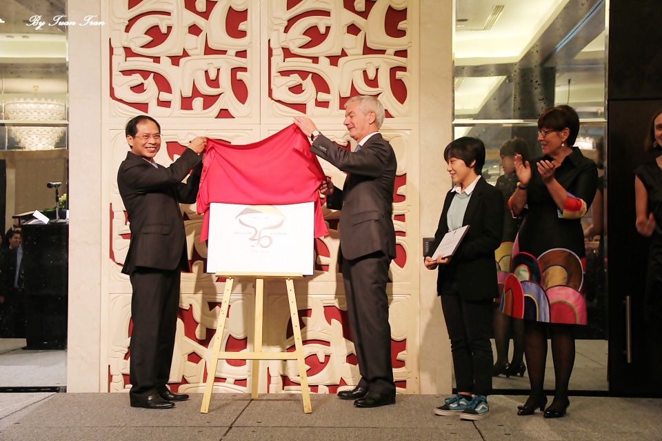 cong bo logo ky niem 45 nam quan he ngoai giao viet bi