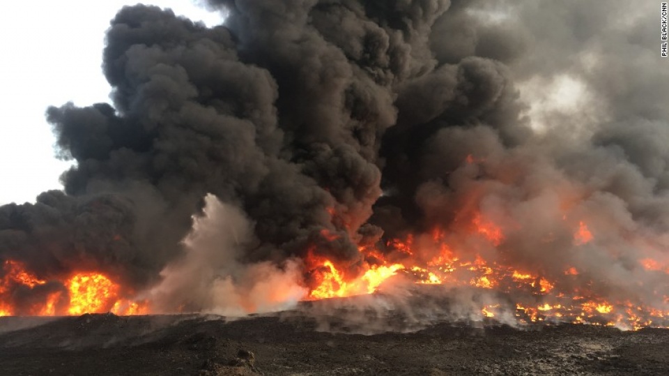 Đốt các giếng dầu - Di sản độc hại của IS dot cac gieng dau di san doc hai cua is