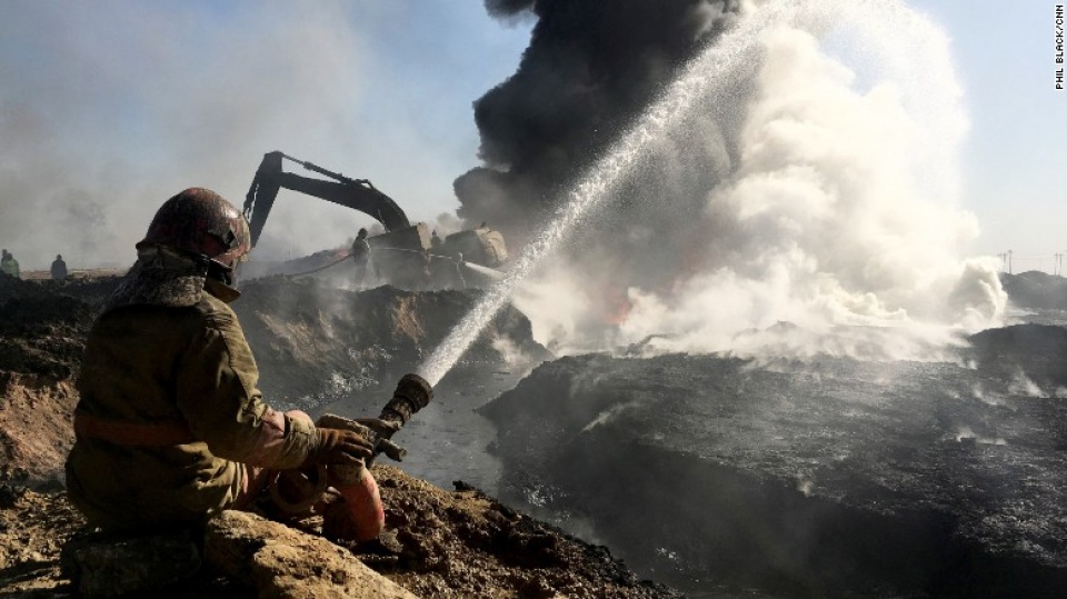 Đốt các giếng dầu - Di sản độc hại của IS dot cac gieng dau di san doc hai cua is