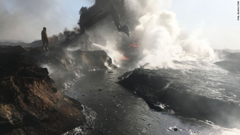 Đốt các giếng dầu - Di sản độc hại của IS dot cac gieng dau di san doc hai cua is