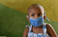 trung quoc be 8 tuoi nhin an sang de chua benh cho em trai