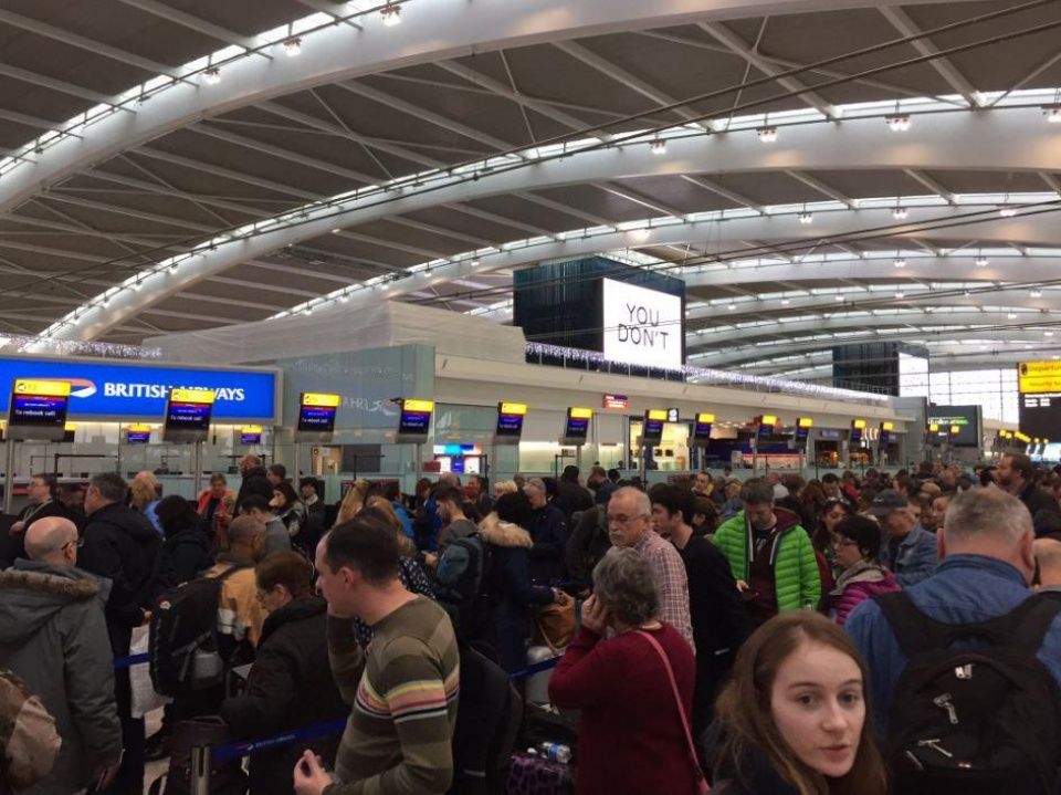 anh huy hang tram chuyen bay do suong mu dong lanh