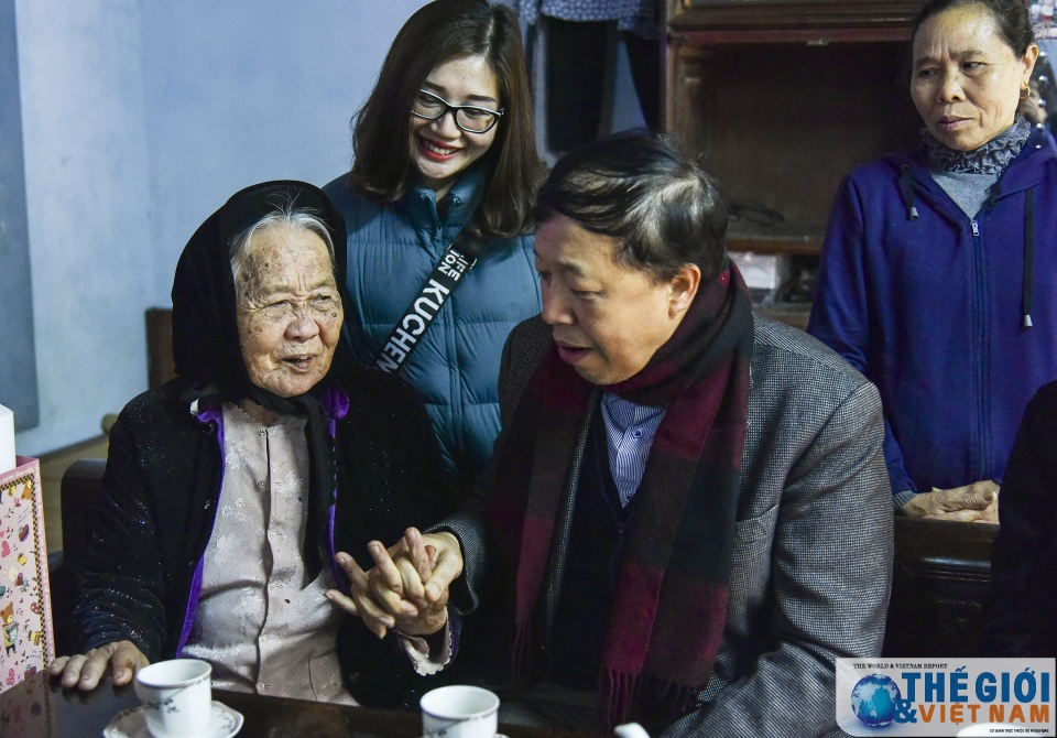 bo ngoai giao tham hoi chuc tet me viet nam anh hung