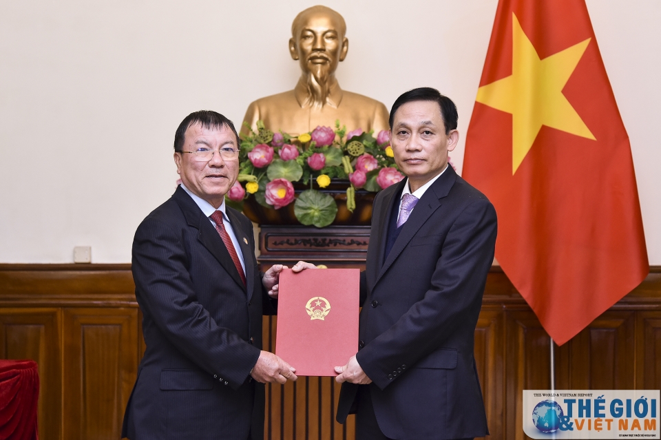 thu truong le hoai trung trao quyet dinh dieu dong can bo lanh dao quan ly