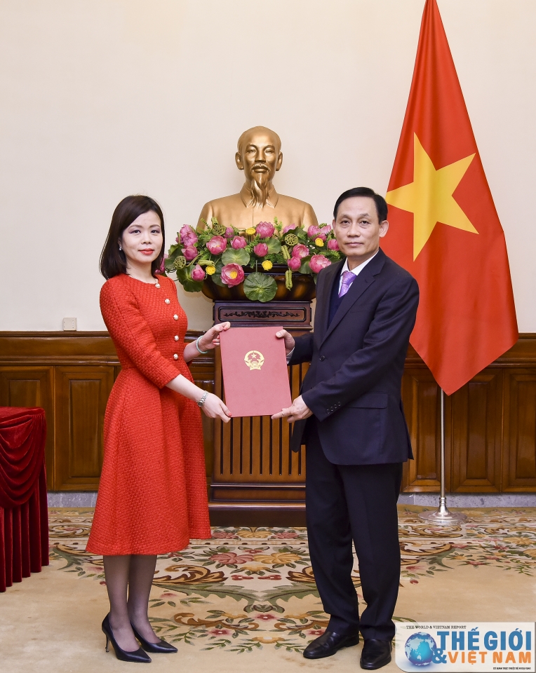 thu truong le hoai trung trao quyet dinh dieu dong can bo lanh dao quan ly