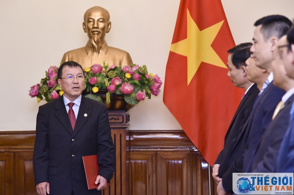 thu truong le hoai trung trao quyet dinh dieu dong can bo lanh dao quan ly