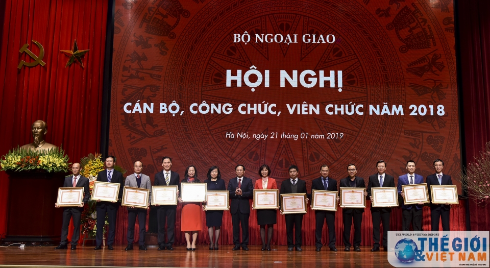 can bo ngoai giao say me trach nhiem tao thanh cong doi ngoai 2018