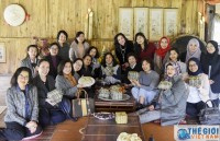 Nhóm AWCH trải nghiệm làm bánh chưng