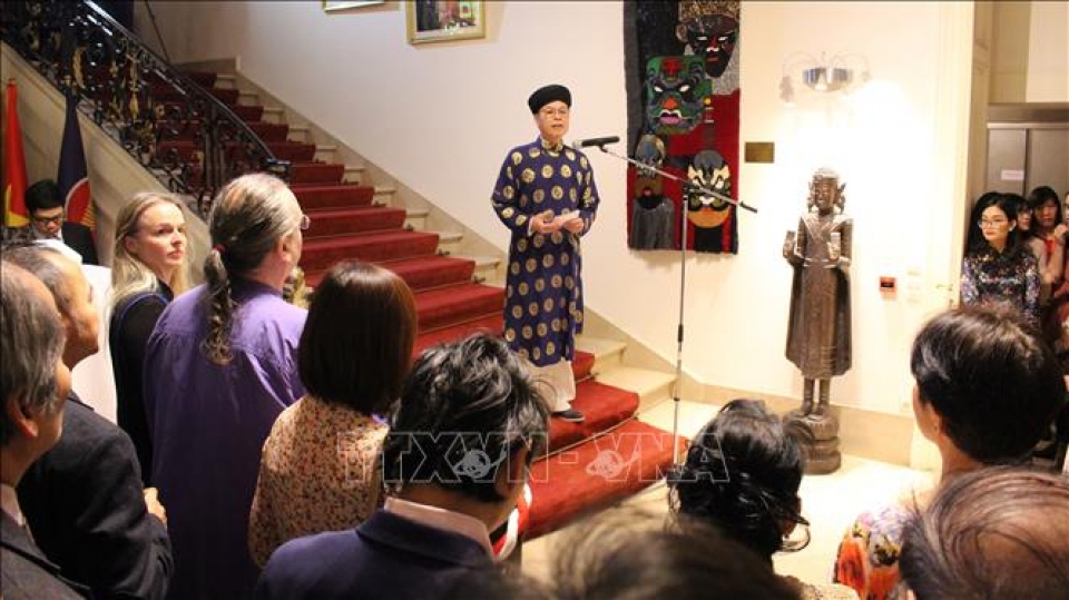 nguoi viet o bi va mien tay canada han hoan don tet co truyen