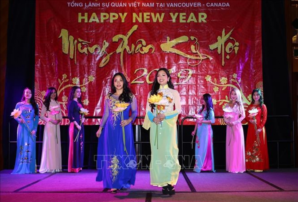 nguoi viet o bi va mien tay canada han hoan don tet co truyen