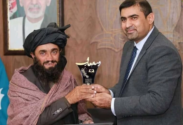 nguoi cha afghanistan mu chu dat con den truong cach nha 12km moi ngay