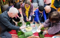 Khi nhà ngoại giao nước ngoài trổ tài gói bánh chưng