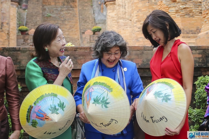 ben le amm retreat phu nhan phu quan ngoai truong asean hao hung kham pha nha trang