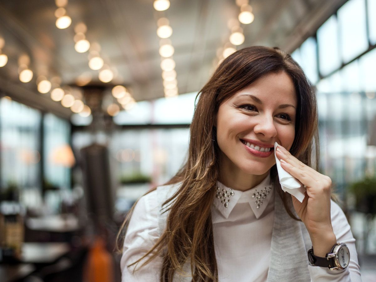 Bạn đã biết dùng khăn ăn đúng cách trong bữa tiệc? ban da biet dung khan an dung cach trong bua tiec