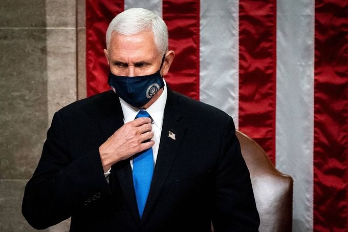 Phó Tổng thống Mỹ Mike Pence trong cuộc họp chứng nhận kết quả phiếu đại cử tri tại quốc hội Mỹ hôm 6/1. Ảnh: Reuters
