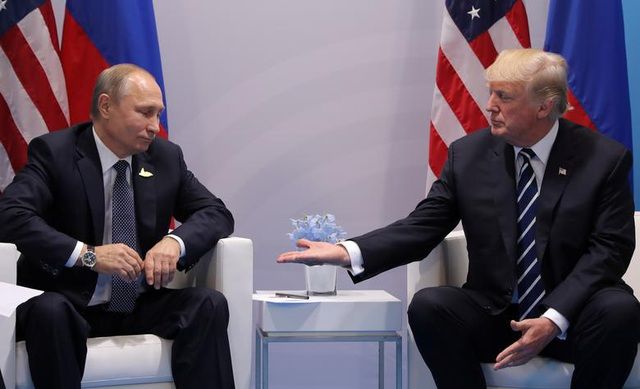 Tổng thống Trump họp với người đồng cấp Nga Vladimir Putin hôm 7/7/2017 bên lề hội nghị thượng đỉnh G20 ở Hamburg, Đức. Ông Trump từng gây xôn xao dư luận trong nước với tuyên bố bác bỏ nghi vấn Nga can thiệp bầu cử Mỹ.