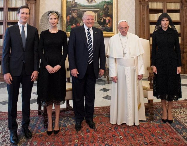 Ông Trump cùng Đệ nhất phu nhân Melania và con gái Ivanka, con rể Jared Kushner chụp ảnh lưu niệm với Giáo hoàng Francis trong chuyến thăm Vatican ngày 24/5/2017.