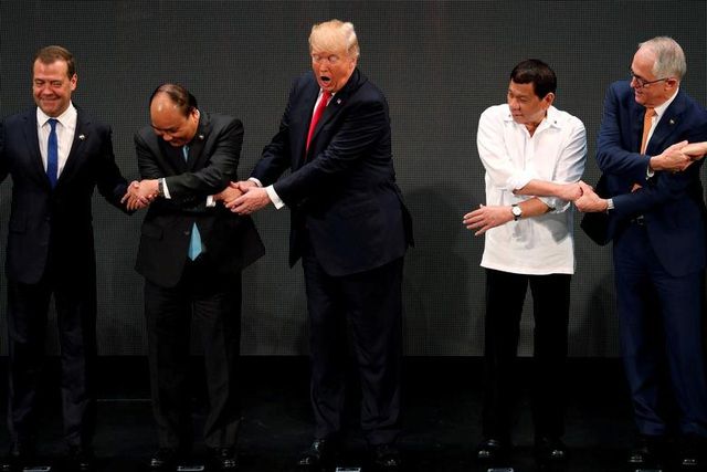 Tổng thống Trump bối rối với màn bắt chéo tay trong lúc chụp ảnh lưu niệm cùng các nhà lãnh đạo tại hội nghị ASEAN ở Philippines tháng 11/2017.