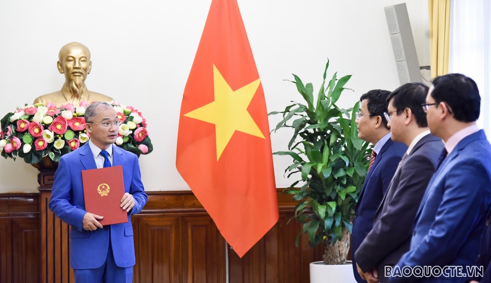 Thứ trưởng Nguyễn Minh Vũ trao quyết định điều động cán bộ lãnh đạo, quản lý